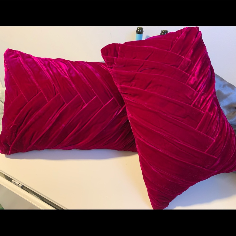 💥SOLD💥Hot Pink velvet pleated pillow set